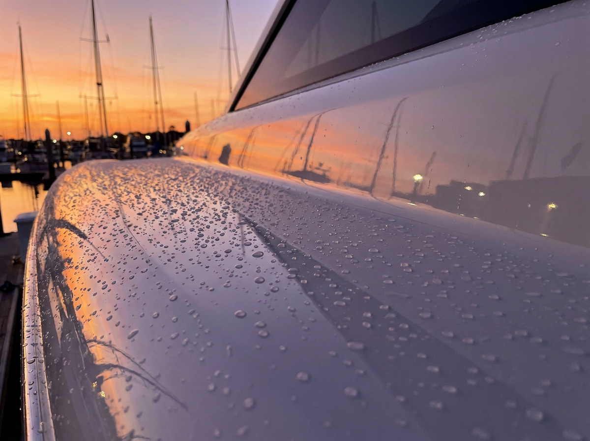 Reflets brillants d'un gelcoat poli